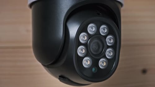 Überwachungskamera-Überwachung dreht sich auf Holzuntergrund