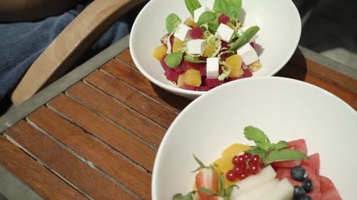 Salate auf dem Tisch