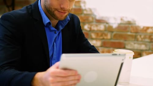 Homme d'affaires utilisant une tablette numérique