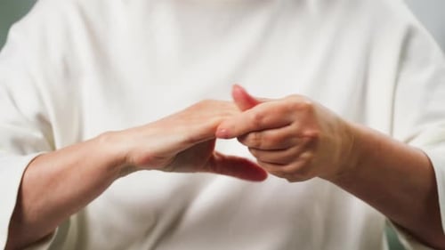 Alte Frau macht Handmassage Nahaufnahme