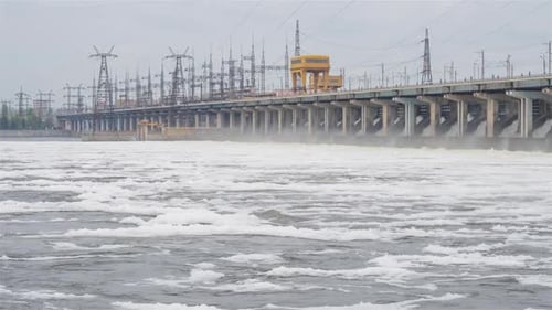 Vista del agua que sale de la presa de la central hidroeléctrica