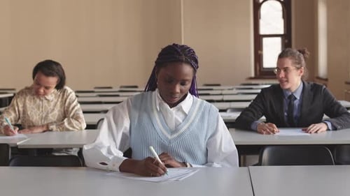 Diverse Schüler bei Prüfung im Klassenzimmer