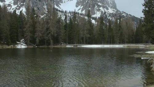 Plätschernde Oberfläche des ruhigen und schönen Bergsees in den Alpen, Italien Ökotourismus