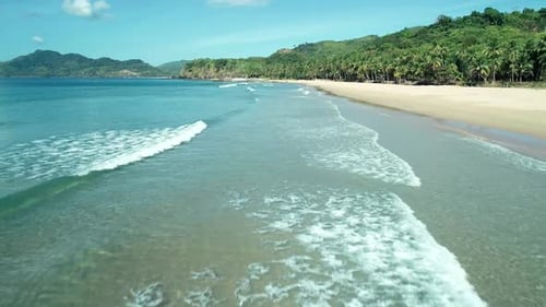 Drohnenaufnahme des tropischen Paradiesstrandes mit weißem Sand und türkisfarbenem kristallklarem Meerwasser
