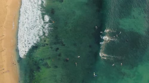 Drohnenflug aus der Luft über Surfers Beach auf Bali, Indonesien