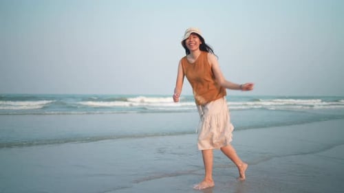 Asiatische Frau glücklich und entspannt in Freiheit Urlaub am tropischen Sandstrand, natürlicher Meeresstrand