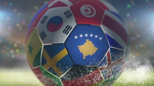 Drapeau du Kosovo sur un ballon de football - Football dans un stade