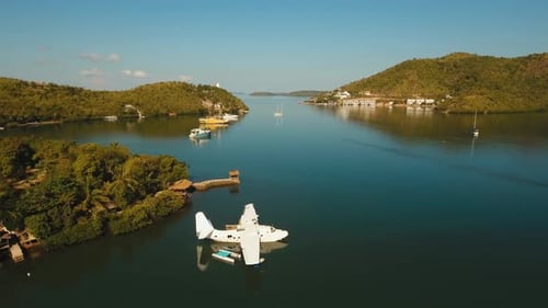 Wasserflugzeug auf der Meereswasseroberfläche