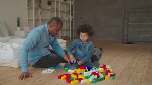 Schwarzer Vater und Sohn spielen mit Bausteinen