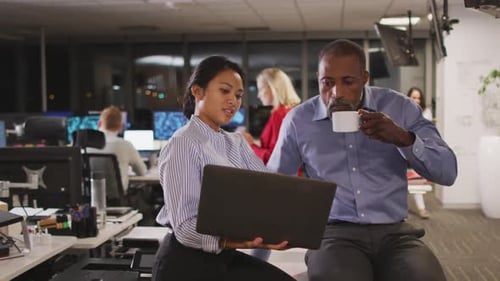 Femme d'affaires professionnelle et homme d'affaires travaillant ensemble dans un bureau moderne au Ralenti
