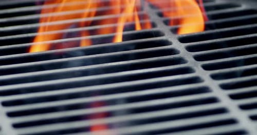 Gegrillt in Flammen aus Feuer mit Rauch.