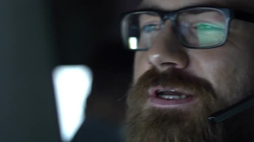 Callcenter-Betreiber erklärt dem Kunden etwas