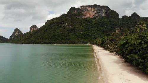 Drohnenblick auf die exotische Küste des Paradieses und den Karsthügel mit grünem Dschungelwald