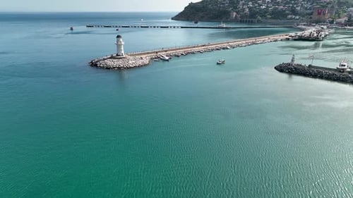 Leuchtturm im Hafen Luftbild Türkei Alanya 4 K