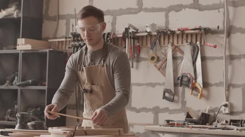 Porträt eines Zimmermanns in Gläsern in der Werkstatt