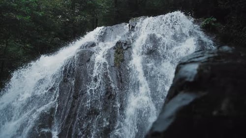 Wasserfall im Regenwald