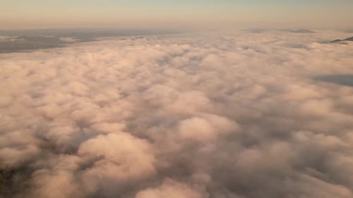 Vídeo aéreo em 4K Belo nascer do sol acima de nuvens densas e neblina pela manhã, captura cinematográfica de drone.
