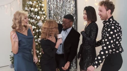 Grupo de amigos multirraciais fazendo festa de ano novo