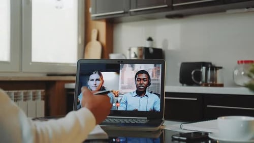 Plan rapproché de collègues multiraciaux travaillant chez eux en quarantaine en passant un appel vidéo commun
