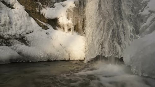 Gefrorener Wasserfall im kalten Winter