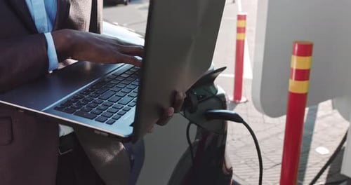 Closeup Macro Shot Pessoa Digitando no Teclado do Computador