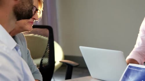 Geschäftsleute arbeiten zusammen