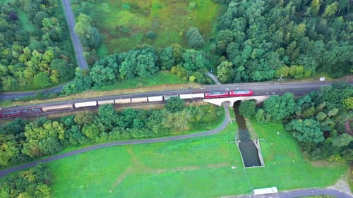 Luftaufnahme eines Zuges, der eine Brücke überquert, Marbach, Deutschland.