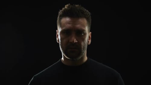 Depressiver kaukasischer Mann weint Kamera, Psychologische Therapie, Misserfolg