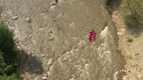 Canotaje en el río de montaña