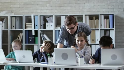 IT-Lehrer bei der Arbeit