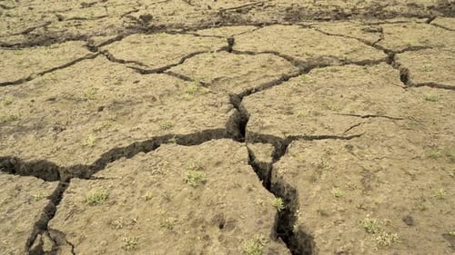 Causas catastróficas do aquecimento global e da poluição. Fundo rachado vazio da barragem de Studena, Pernik