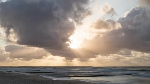 Goldener Sonnenuntergang mit dramatisch Wolkenlandschaft über dem Meer