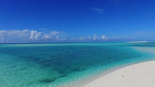 Sonniger Himmel mit Meerblick Strand vor Wasser- und Sandhintergrund in der Nähe von Wellen