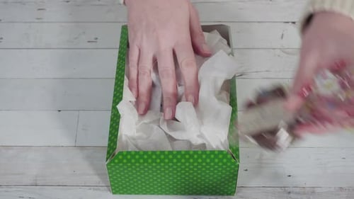 Étape par étape. Conditionnez du fudge et des biscuits faits maison dans un coffret cadeau de Noël.