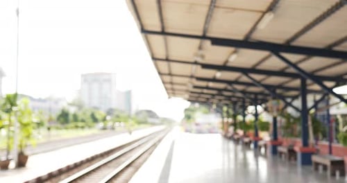 Homem esperando o trem na estação de trem