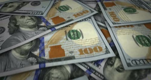 100-Dollar-Banknote fliegt über Geldoberfläche