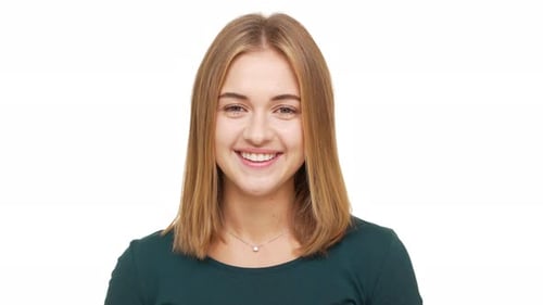 Retrato de una mujer increíble con apariencia caucásica que se siente bien sonriendo con dientes perfectos mientras