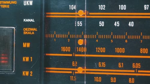 Abstimmung der analogen Radiowahlfrequenz auf der Skala des Vintage-Empfängers