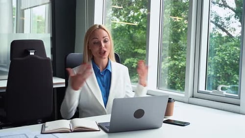 Schöne Frau bei der Arbeit im Büro