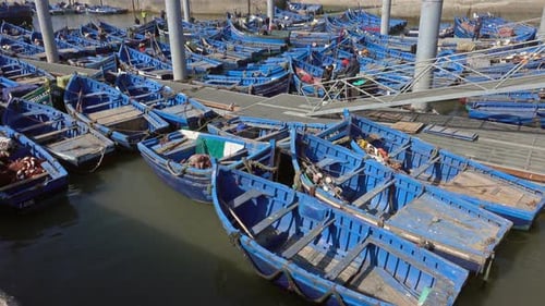 Blaue Fischerboote im Hafen von Essaouira, Marokko