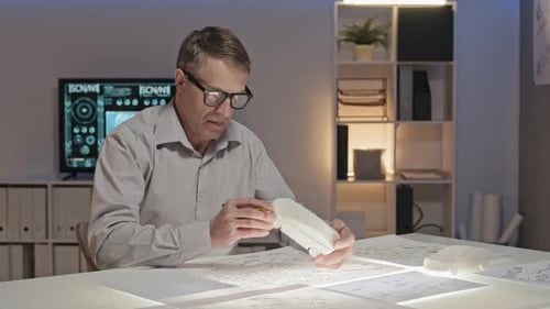 Ingénieur de sexe masculin travaillant sur un prototype de projet au bureau
