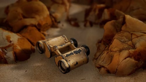 Vieilles jumelles militaires allemandes sur la plage de sable
