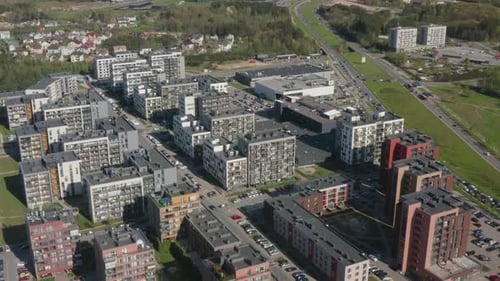 Mehrfamilienhäuser im Stadtviertel. Mehrstöckiges, modernes und stilvolles Wohnhaus