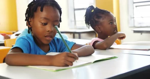 Crianças da escola estudando em sala de aula