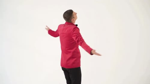 El showman con una pajarita está dando vueltas