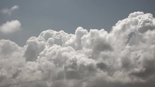 Nuages cumulus se déplaçant par temps ensoleillé