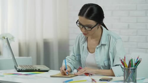 Inspirierter Designer kreiert Projekt Freelancer genießt Arbeit Zeichnen mit Bleistift