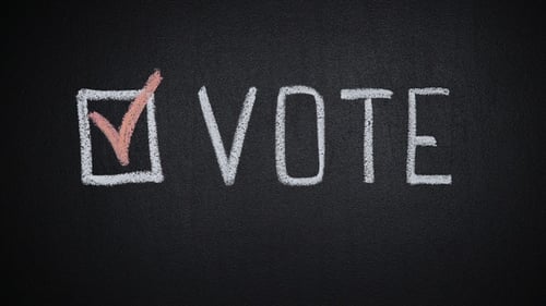 Stopp-Motion of Vote Wort und Häkchen an der Tafel