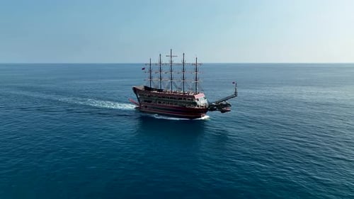 Die Piraten-Yacht ruft am Hafen Luftaufnahme 4 K an