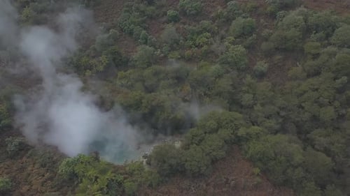Piscina quente fumegante